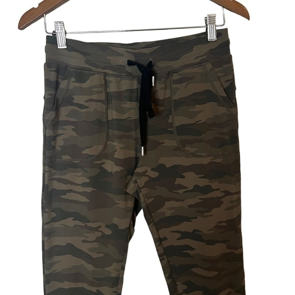Zyia Active Unwind Camo Joggers- Size XS - Picture 8 of 15